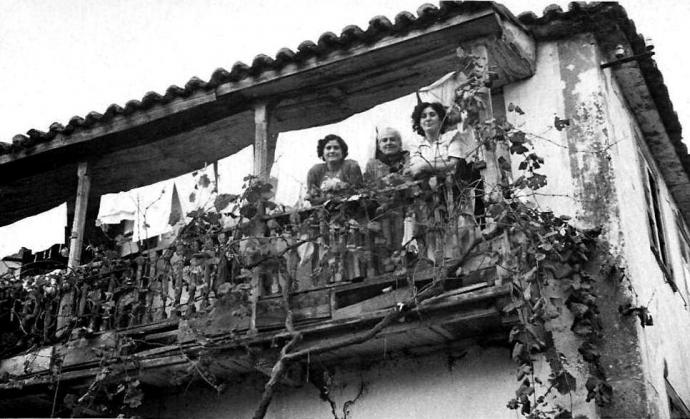 La familia en el balcón