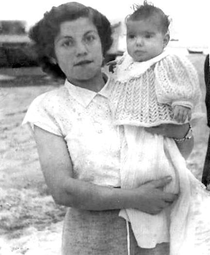 Antonia ( Toñita ) con su niña