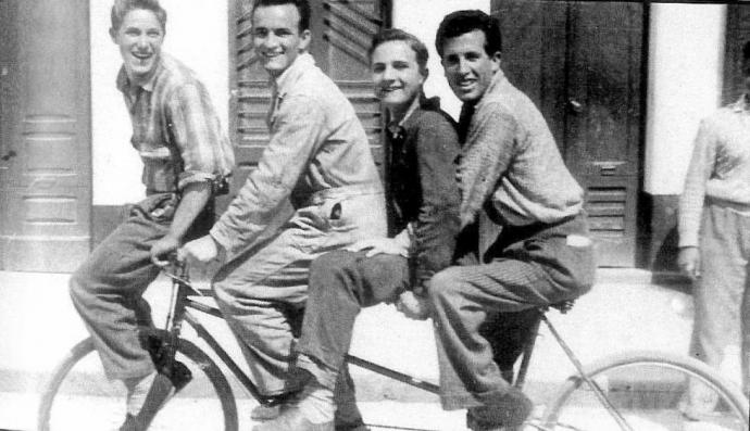 Cuatro amigos en bici