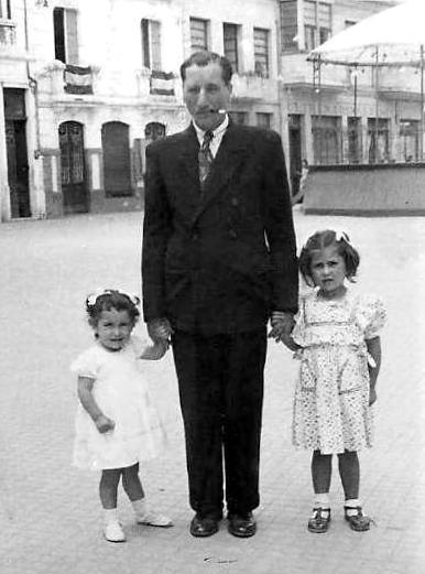 El abuelo con sus nietas