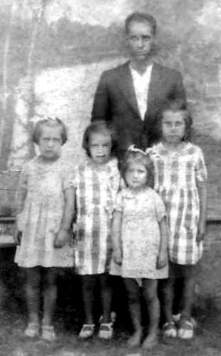 El padre con sus cuatro  hijas