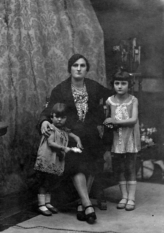 Pilar Calvo Fernández y sus hijas