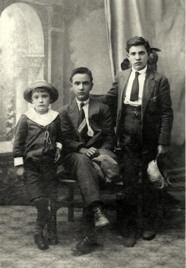 La foto de tres hermanos