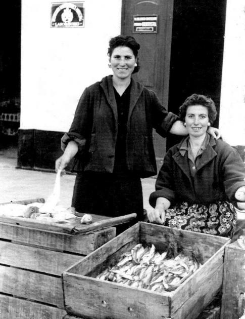 Dos hermanas vendiendo pescado