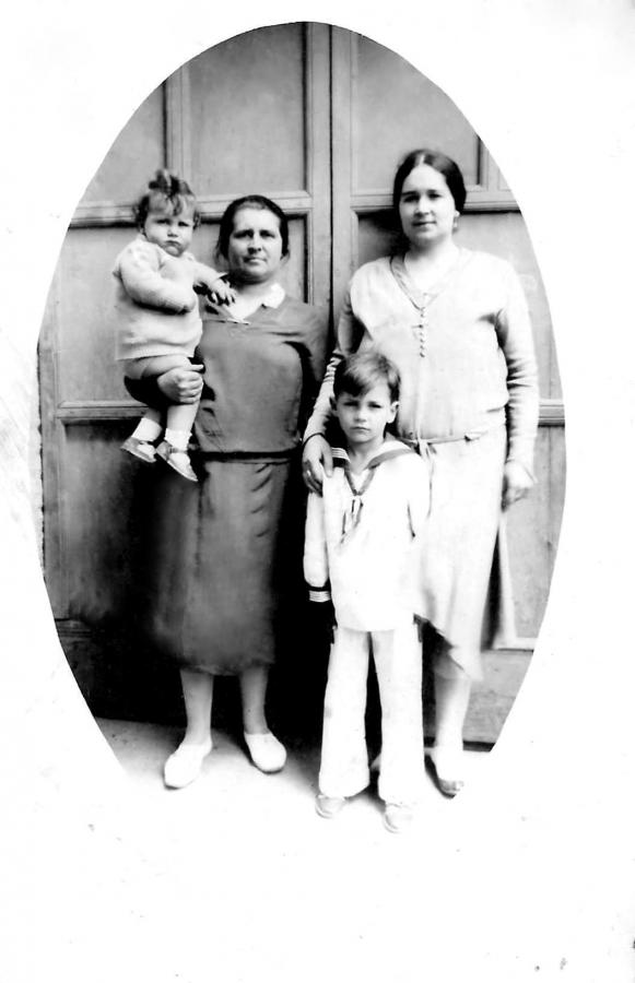 La Sra Antonia Ponte con dos de sus hijos