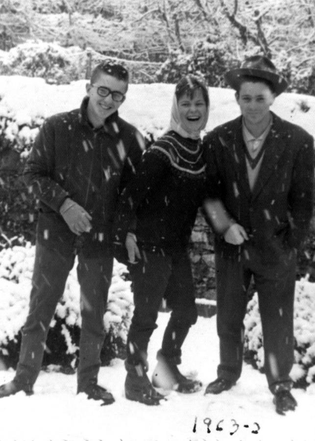 Tres hermanos en la nieve