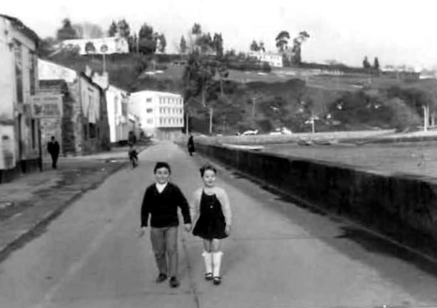 Una joven pareja paseando
