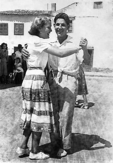 Una pareja bailando en la Plaza de San Roque