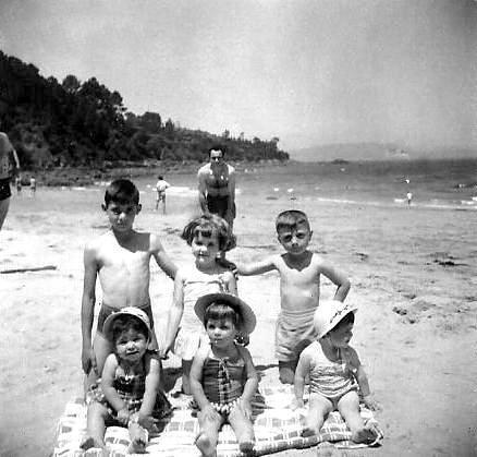 Unos niños en la playa de Morazón