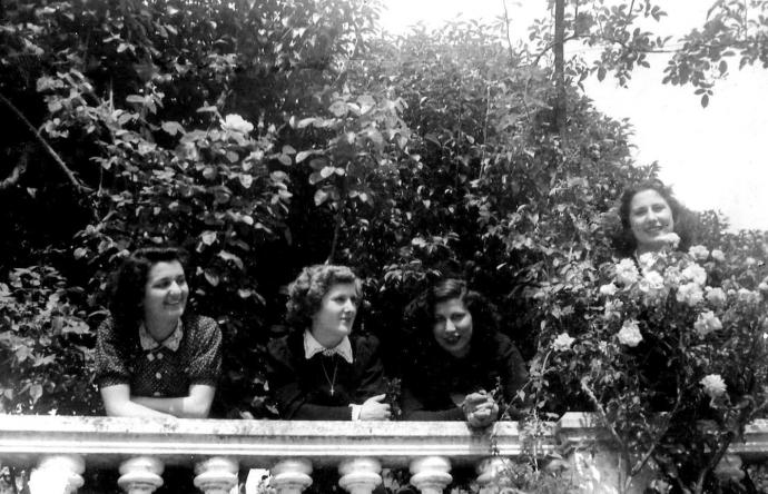 Cuatro jóvenes en el jardín