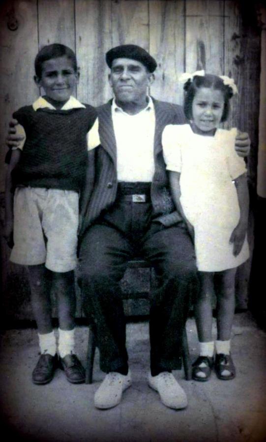 El abuelo Perfecto con dos de sus nietos